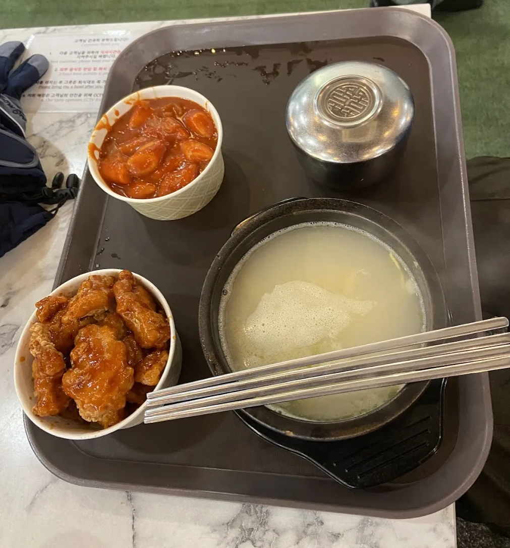 午餐的韓式料理，雪白湯與韓式炸雞、辣炒年糕，約3萬韓元